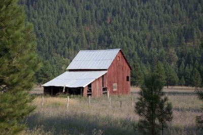 Image of barn, so What Is the Best Paint to Use On Barn Wood?